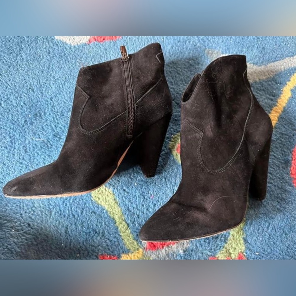 New size 7M Vince Camuto black suede boots